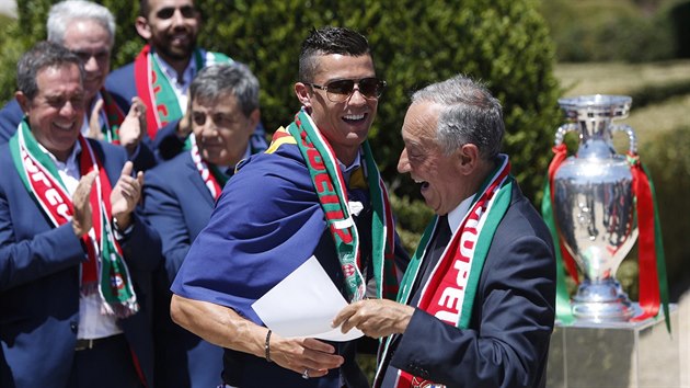 Portugalský prezident Marcelo Rebelo de Sousa (vpravo) a hvězdný útočník Cristiano Ronaldo. Čerství mistři Evropy dostali Velitelský řád za zásluhy.