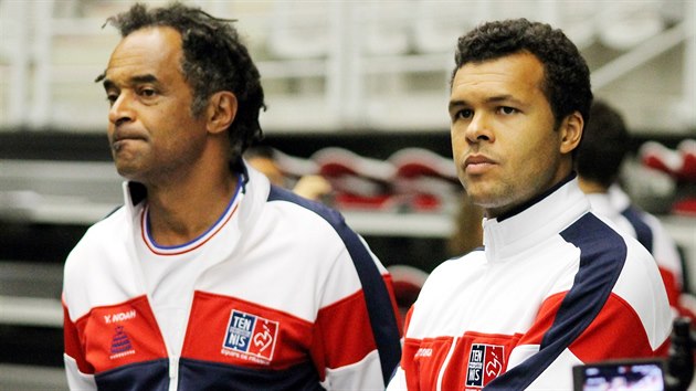 Nehrajc kapitn Yannick Noah (vlevo) a francouzsk jednika Jo-Wilfried Tsonga na trninku v Tinci