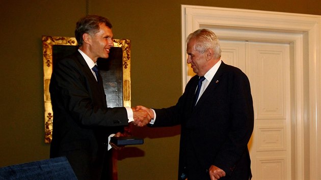 Předseda Českého olympijského výboru Jiří Kejval (vlevo) se zdraví s prezidentem Milošem Zemanem.