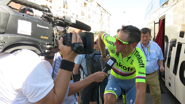 Roman Kreuziger se vyjíždí po 11. etapě Tour de France a zároveň poskytuje rozhovor norské televizi.