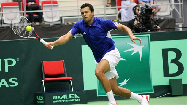 Francouzsk jednika Jo-Wilfried Tsonga bojuje v Davis Cupu proti Luki Rosolovi.