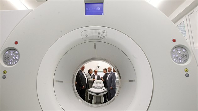 Nový přístroj - pozitronový emisní tomograf.