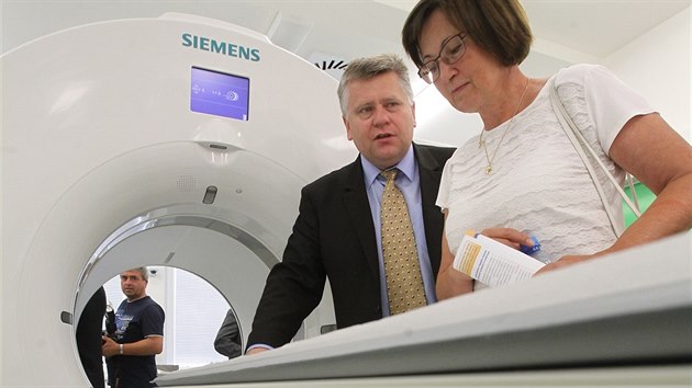 Nový přístroj - pozitronový emisní tomograf.