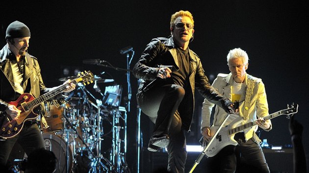 U2 na koncertu v Paříži 7. prosince 2015