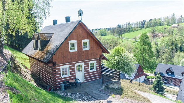 Zlat Olenice, okres Jablonec nad Nisou. Roubenka m kapacitu 2  5 lek s monost dvou pistlek, kad apartmn nabz pt lek a jednu pistlku.