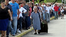 Tisíce Venezuelan vyuily krátkého otevení hranice s Kolumbií k nákupu...