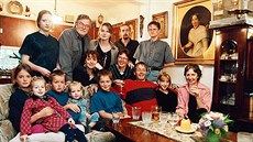 Nina Divíková doma s rodinou (2004)