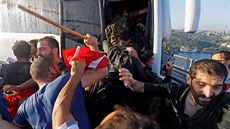 Rozzuený dav lynuje vojáky na mostu pes Bosporskou úinu v Istanbulu. (16....