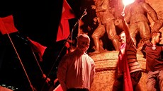 Erdoganovi píznivci v Istanbulu pálí figurínu duchovního Fethullaha Gülena...
