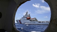 Loď čínské pobřežní stráže nedaleko sporných ostrovů v Jihočínském moři (29....