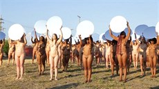 Stovka nahých žen pózovala pro umělcký projekt