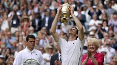 Trofej pro wimbledonského ampiona pozvedá Andy Murray, pihlíí poraený...