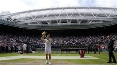 ROZJÁSANÝ WIMBLEDON. Trofej pro vítěze slavného turnaje svírá Andy Murray.