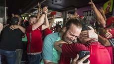 ��ASTNÍ A DOJATÍ. Portugal�tí fanou�ci oslavují vít�zství Euru.