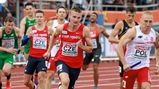 Michal Desenský (vlevo) se ve finále běhu na 4x400 metrů na ME v Amsterdamu...