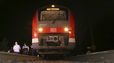 Útoník v regionálním vlaku u bavorského Würzburgu napadl sekerou cestující,...
