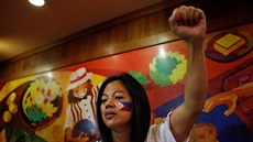 V jedné z manilských restaurací se seli k oslav aktivisté, protestující proti...
