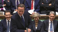 David Cameron bhem závrených interpelací v parlamentu