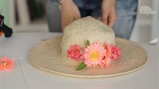 Vyrobte si stylový klobouk s kvtinovou stuhou.