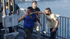 Civilista bije na Bosporském most v Istanbulu jednoho z voják, který se...