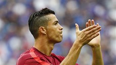 ZATLESKÁM SI - A JDU NA TO. Cristiano Ronaldo ped finálovým zápasem Eura.