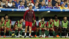 JAKO TRENÉR. Zraněný Cristiano Ronaldo hecuje spoluhráče v prodloužení zápasu s...
