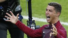 TAK P�ECE JEN RADOST. Cristiano Ronaldo pro�il v�t�inu finálového zápasu na...