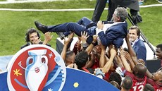 PORTUGALSKÝ BŮH. Trenér Fernando Santos nad hlavami hráčů poté, co Portugalci...