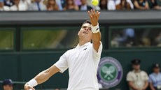 Kanadský tenista Milos Raonic podává b�hem wimbledonského finále proti Andymu...