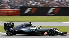 Britský jezdec Lewis Hamilton si jede pro vítzství v domácí velké cen na...
