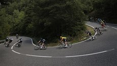 Chris Froome ve lutém dresu sjídí pyrenejské serpentýny bhem deváté etapy...