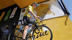 Vedoucí mu celkového poadí Tour de France Chris Froome se pipravuje na start...