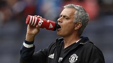 NA ZDRAVÍ A ÚSP̊NOU SEZONU. José Mourinho se do anglického fotbalu vrátil...