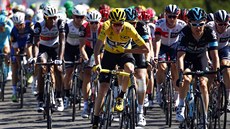 Chris Froome bhem trnácté etapy Tour de France dál drel lutý dres pro...