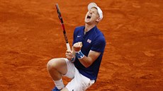 ZASE DO SEMIFINÁLE. Britský tenista Kyle Edmund oslavuje výhru nad Srbem...