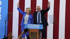 Hillary Clintonová a Bernie Sanders (12. ervenec 2016)