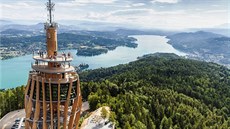 Na kopci nad Wörthersee, nejv�t�ím z jezer v jihorakouských Korutanech, se ty�í...