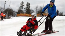 S monoski se to musí umt. K dispozici jsou handicapovaným vykolení...