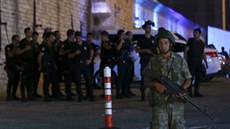 Turečtí vojáci poblíž náměstí Taksim v Instanbulu. (15. července 2016)