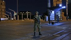 Jeden z tureckých voják� poblí� istanbulského nám�stí Taksim (15. �ervence 2016)