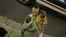 Mu utuje dívku po teroristickém útoku v Nice (14. ervence 2016)