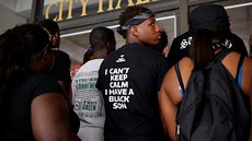 Demonstranti stojí ped radnicí ve mst Baton Rouge v Louisian. (11. ervence...