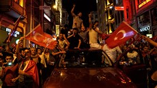 Turci v Istanbulu oslavují zmaření vojenského převratu. (16. července 2016)
