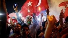 Turci v ulicích Istanbulu oslavují zma�ení vojenského p�evratu. (17. �ervence...