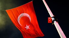 Turek v Istanbulu osobitým zpsobem oslavuje zmaení vojenského pevratu. (17....