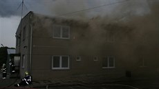 Zem�d�lský podnik v Pavlovicích poni�il rozsáhlý po�ár, plameny v areálu...