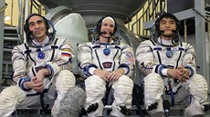 Posádka, která si modernizovaný Sojuz vyzkoula jako první: zleva Anatolij...