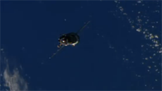 Sojuz MS-01 se blíí ke stanici ISS proti pozadí Tichého oceánu.