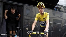 Chris Froome se rozjíždí před startem 11. etapy Tour de France.