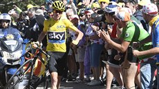 NA TOMHLE U TO NEPJDE. Chris Froome bí do cíle dvanácté etapy Tour se svým...